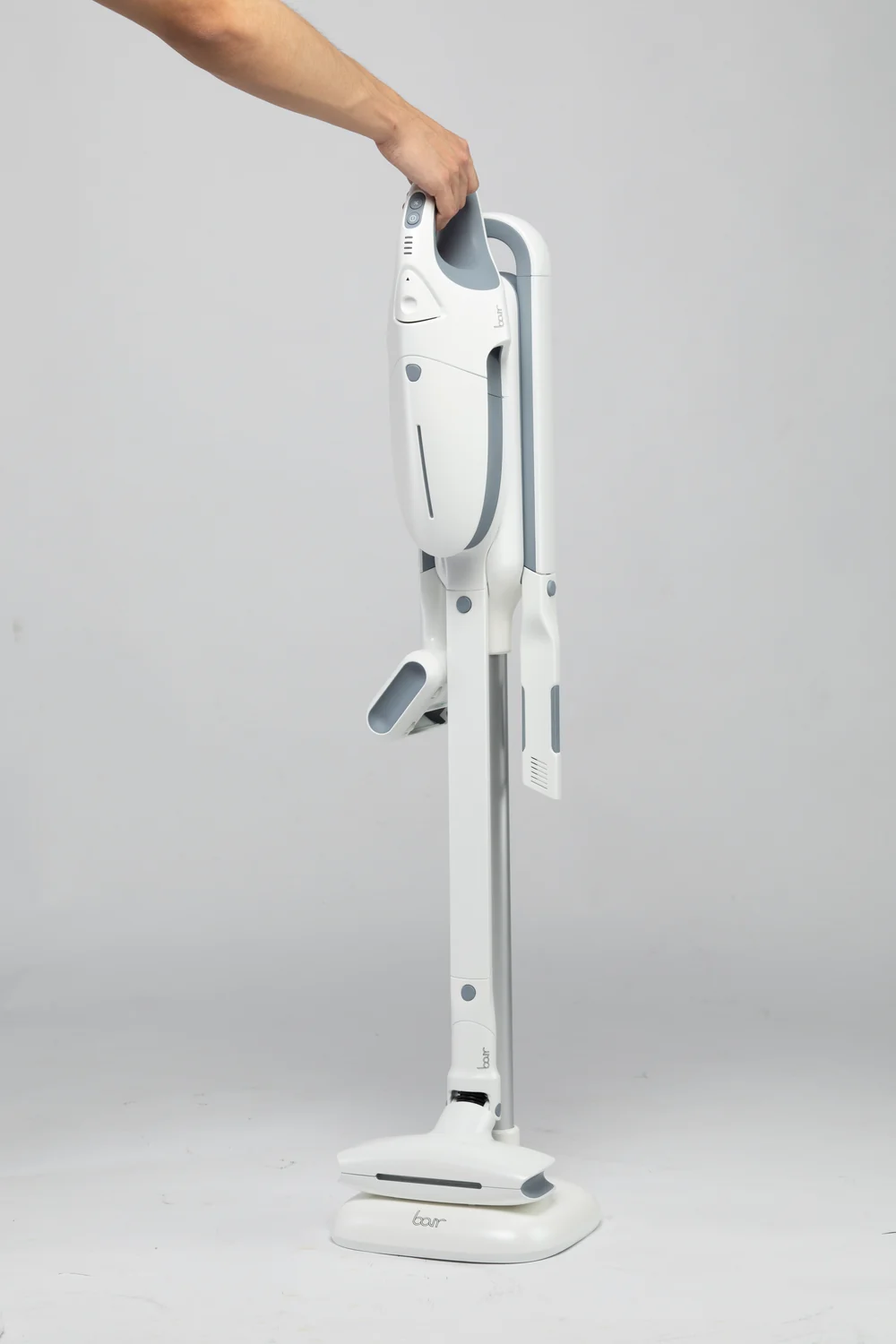 Upright vacuum cleaner with stored accessories